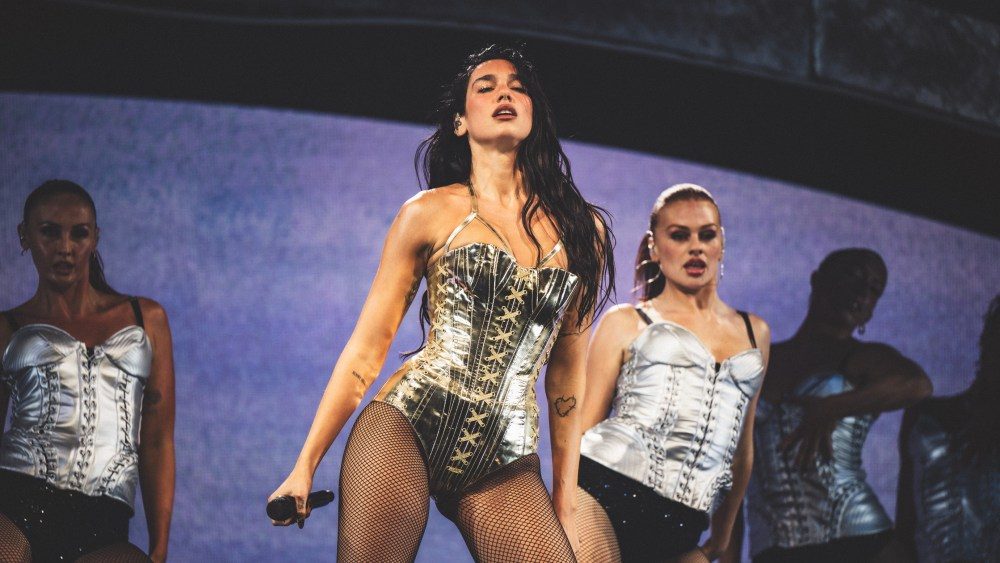 Dua Lipa deslumbra LA para 'Radical Optimism' Tour: Concert Review