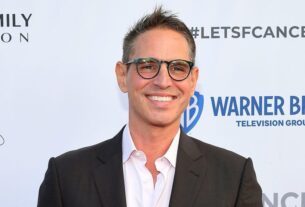 Greg Berlanti recebe prêmio de impacto social no Teens and Screens Summit