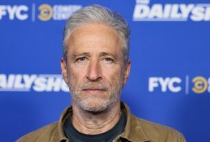 Jon Stewart ‘Trabalhando para Ficar’ como Apresentador do Programa Diário