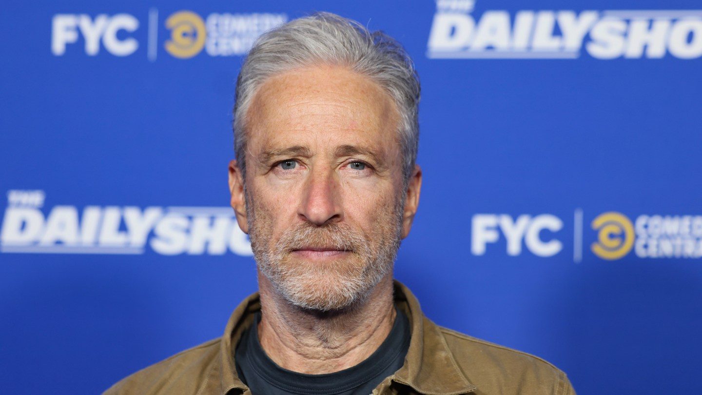 Jon Stewart ‘Trabalhando para Ficar’ como Apresentador do Programa Diário