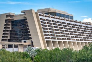 Mulher morre em aparente suicídio no Disney World Contemporary Resort