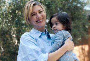 Novo remake de suspense do Hulu, estrelado por Two Scream Queens, estreia com sólida trilha sonora do Rotten Tomatoes