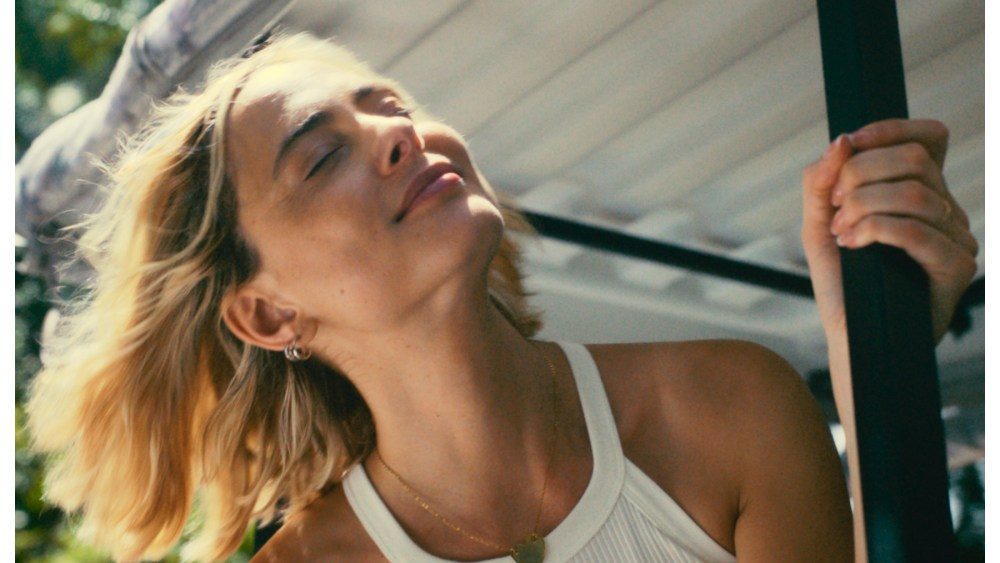 O 'Inferno no Paraíso' do Europacorp, estrelado por Nora Arnezeder, Drops Trailer