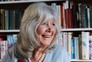 O amado autor britânico de 'Rutshire Chronicles' tinha 88 anos