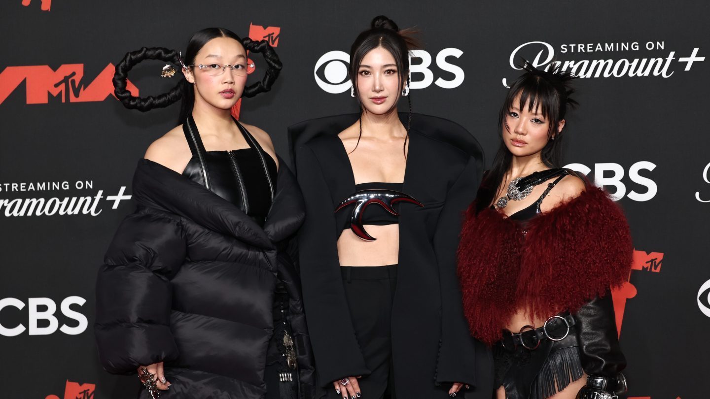 Os cantores de 'caçadores de demônios de Kpop fazem surpresa' SNL 'aparecer