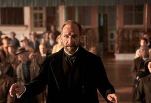 Ralph Fiennes conduz um oratório anti-guerra