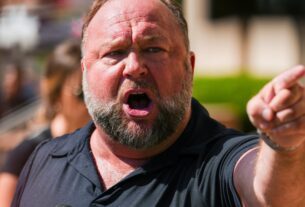 Suprema Corte rejeita recurso de Alex Jones de veredictos de US$ 1,4 bilhão em casos de difamação de Sandy Hook