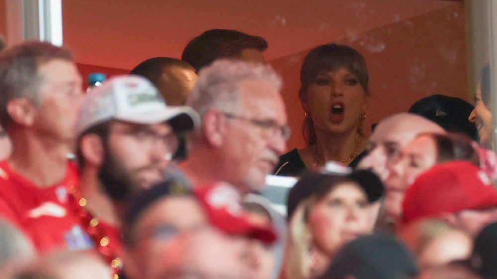 Taylor Swift participa do primeiro jogo dos Chiefs desde o noivado de Travis Kelce
