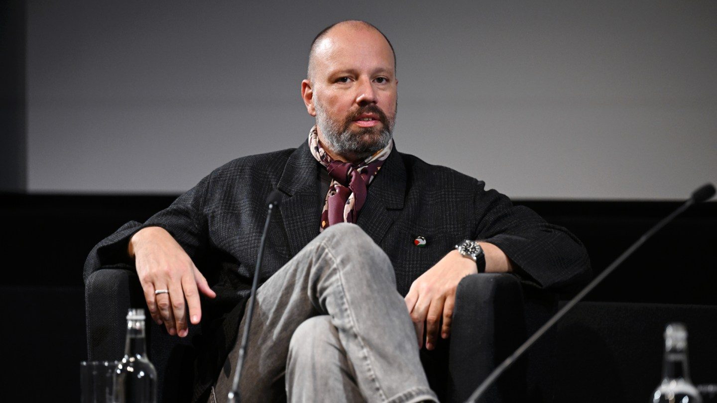 Yorgos Lanthimos brinca que precisa de um avatar de IA para evitar tarefas de imprensa