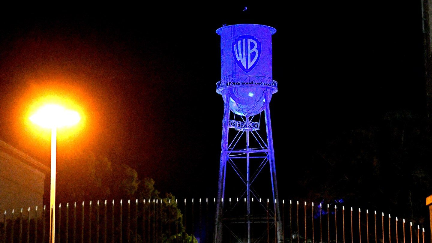 A venda da Warner Bros. começa com ofertas da Paramount, Netflix, Comcast