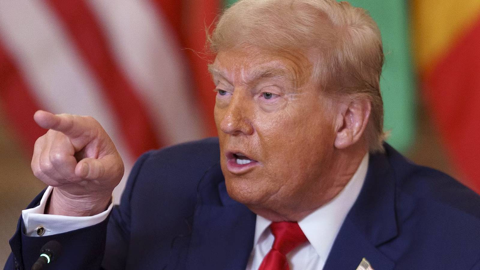 Donald Trump ameaça BBC com processo de US$ 5 bilhões