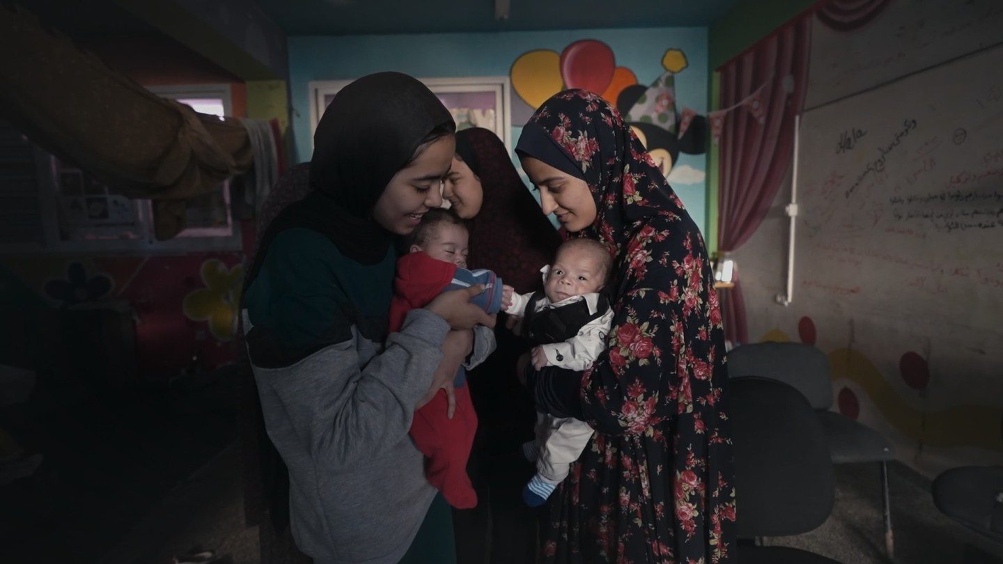 Filme 'Gêmeos de Gaza, voltem para mim' ganha clipes do IDFA 2025