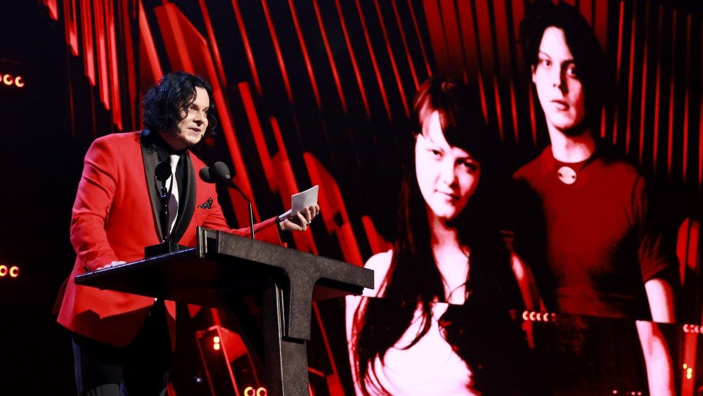 Jack White repassa os cumprimentos de Meg White enquanto White Stripes entra no Rock Hall