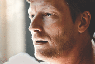 O diretor 'procurado' está usando técnicas de atuação metódica com atores de IA