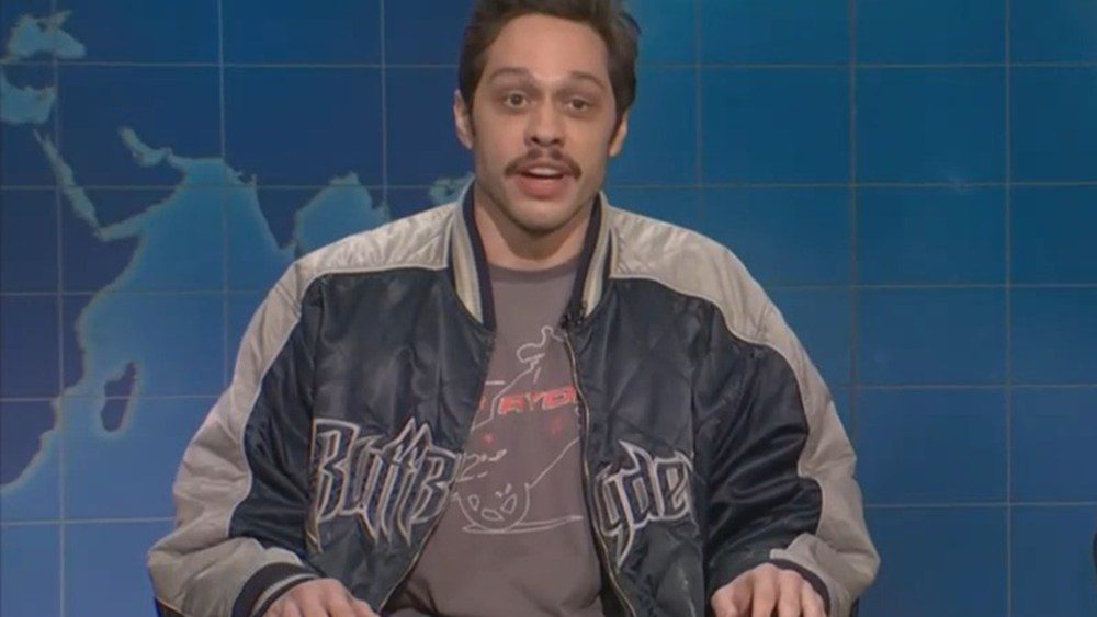 Pete Davidson retorna ao 'SNL', Jabs Lorne Michaels por nunca se aposentar