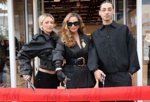 Tina Knowles se junta ao neto Julez Smith na inauguração da loja H&M