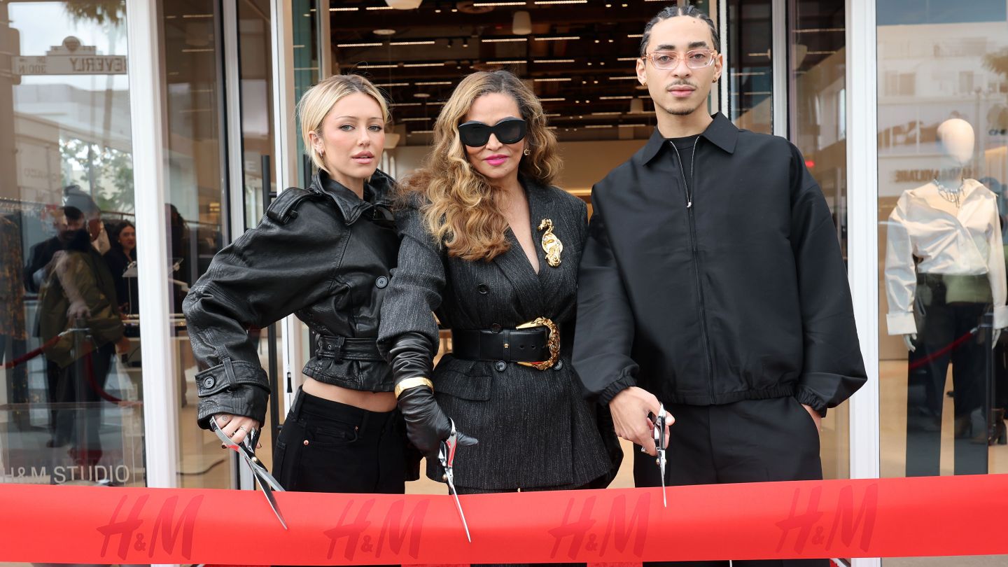 Tina Knowles se junta ao neto Julez Smith na inauguração da loja H&M