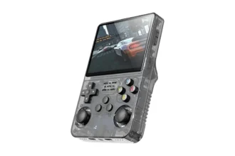 Console portátil R36S usado para emulação de jogos retrô