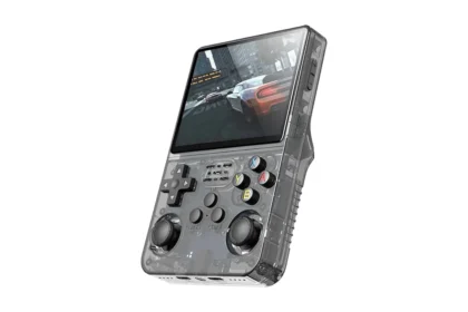 Console portátil R36S usado para emulação de jogos retrô