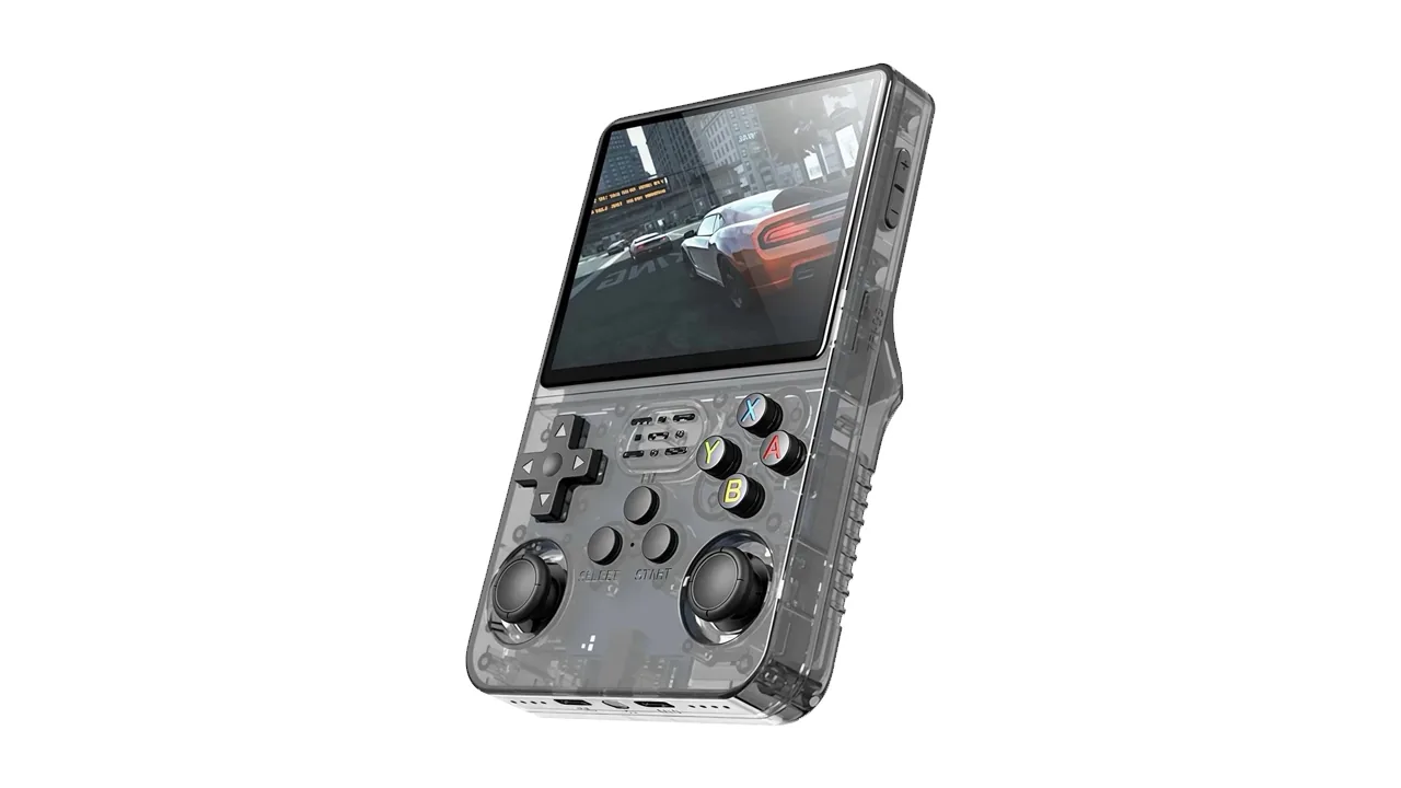 Console portátil R36S usado para emulação de jogos retrô