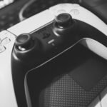 Controle DualSense do PlayStation 5 visto de perto, foto ilustrativa
