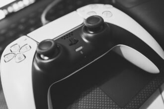 Controle DualSense do PlayStation 5 visto de perto, foto ilustrativa