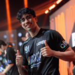 Ackerman, jogador da LOS, comemora vitória sobre a LOUD nos playoffs do CBLOL 2026 que garantiu vaga da equipe no Worlds 2026