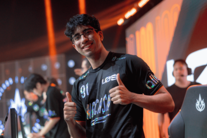 Ackerman, jogador da LOS, comemora vitória sobre a LOUD nos playoffs do CBLOL 2026 que garantiu vaga da equipe no Worlds 2026