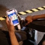 Pessoa jogando em celular Android, usado como referência para emulação de PS2 no Android