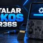 Console portátil R36S ao lado de um cartão microSD durante a instalação do ArkOS