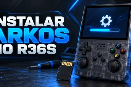 Console portátil R36S ao lado de um cartão microSD durante a instalação do ArkOS