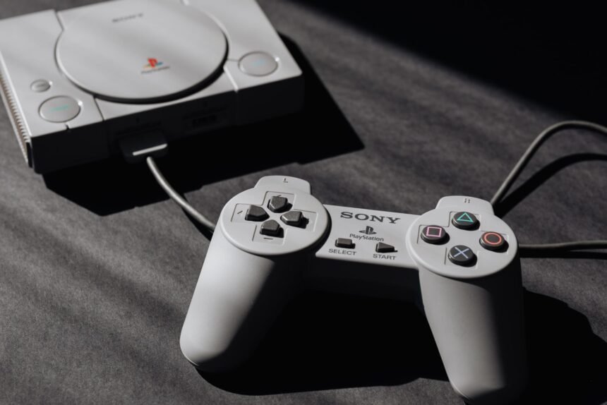 Console PlayStation com controle, usado como referência para emular PS2 no PCSX2