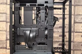 Gabinete de PC aberto pronto para instalar placa de vídeo