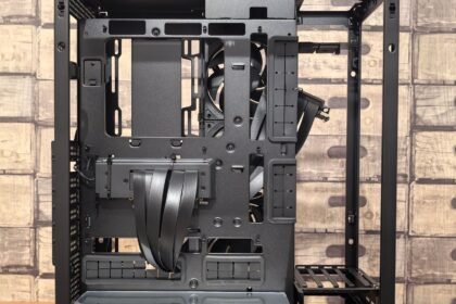 Gabinete de PC aberto pronto para instalar placa de vídeo