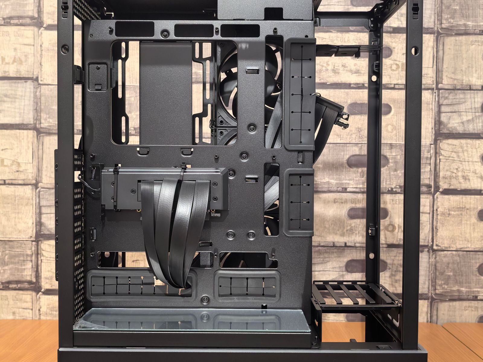 Gabinete de PC aberto pronto para instalar placa de vídeo