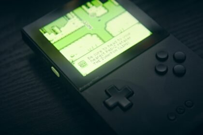 Portátil retrô rodando um jogo emulado, usado para ilustrar status de compatibilidade dos emuladores