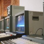 Fileira de monitores CRT antigos, remetendo a hardware limitado para rodar PS2 em PC fraco