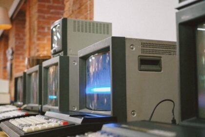 Fileira de monitores CRT antigos, remetendo a hardware limitado para rodar PS2 em PC fraco