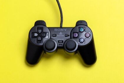 Console PlayStation 2 com controle Dualshock 2, usado para emulação no PC