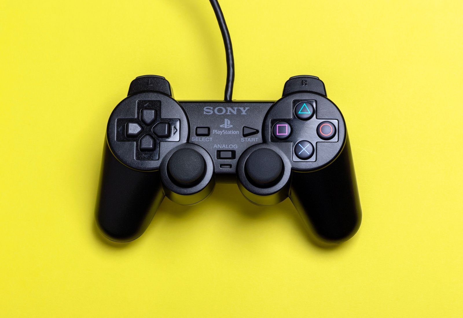 Console PlayStation 2 com controle Dualshock 2, usado para emulação no PC