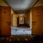 Corredor abandonado com clima de terror, remetendo aos jogos derivados de Resident Evil