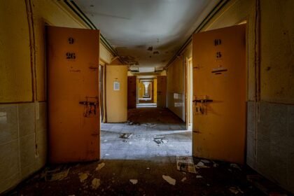 Corredor abandonado com clima de terror, remetendo aos jogos derivados de Resident Evil