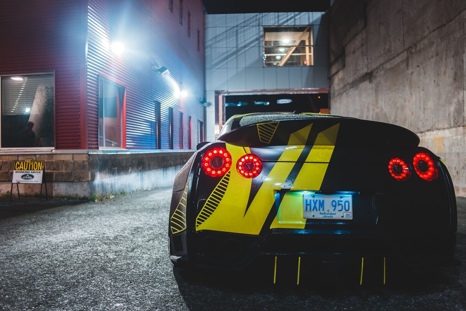 Carro esportivo em uma rua urbana à noite, clima que remete a GTA V