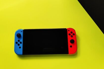 Nintendo Switch ligado com os Joy-Con encaixados nas laterais