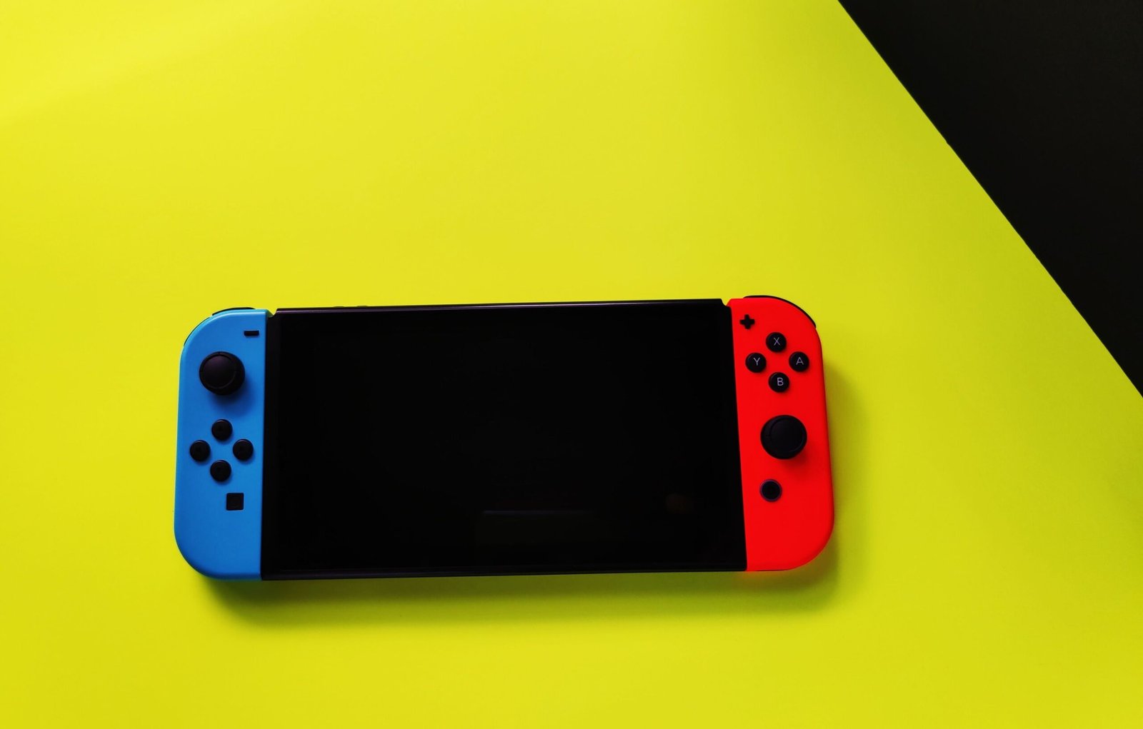 Nintendo Switch ligado com os Joy-Con encaixados nas laterais