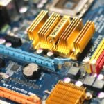 Close-up de placa-mãe e componentes eletrônicos, remetendo às configurações avançadas do Steam Deck