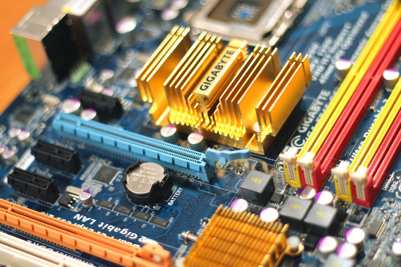 Close-up de placa-mãe e componentes eletrônicos, remetendo ao Steam Deck avançado