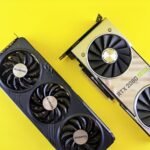 Placas de vídeo GeForce RTX lado a lado sobre fundo amarelo