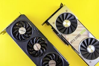 Placas de vídeo GeForce RTX lado a lado sobre fundo amarelo