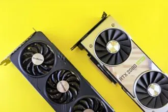 Placas de vídeo GeForce RTX lado a lado sobre fundo amarelo